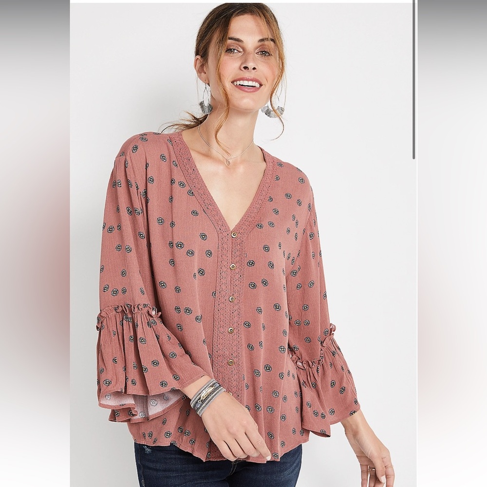 BUNDLE 2 ITEMS FOR $8✨

MAURICES pink daisy bell sleeve top ✨